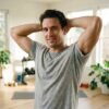 Person sweating in the face but with completely dry underarms thanks to Enkel Natur Svett-Stopp